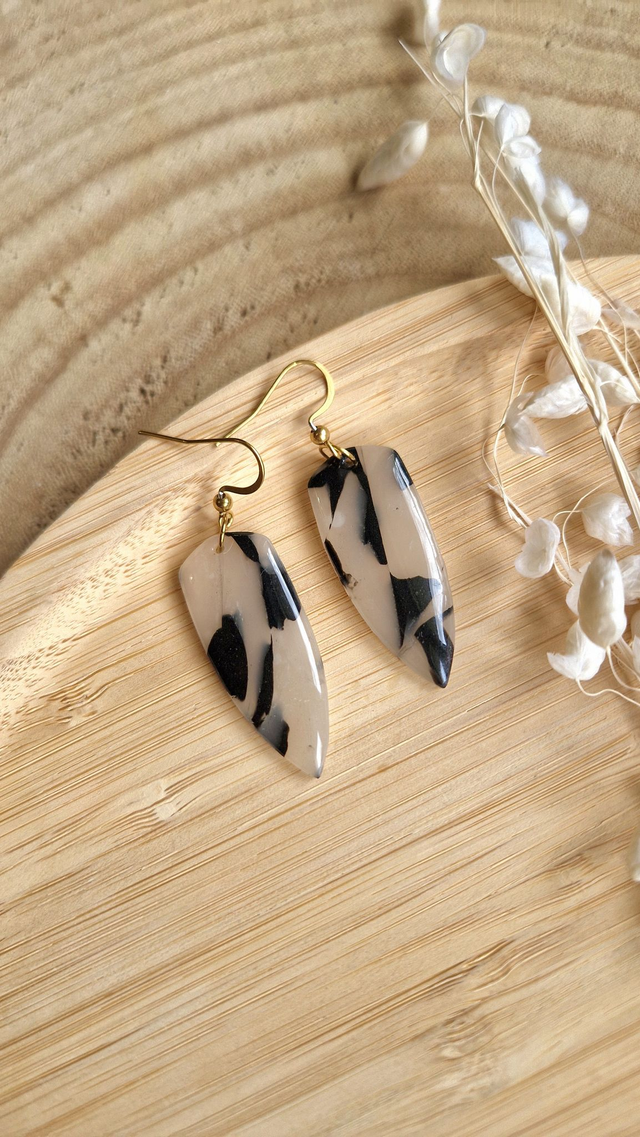 Étincelante – Collection Écaille de tortue – Boucles d’oreilles artisanales en pâte polymère et résine 