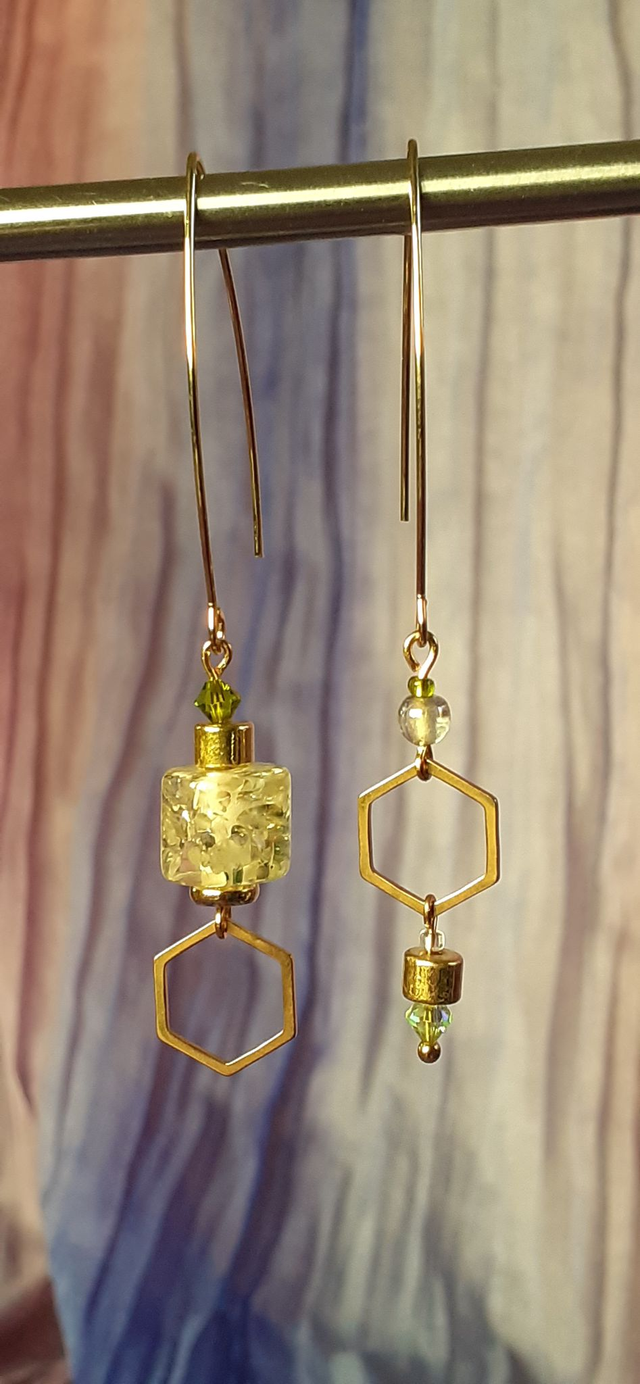 Hexagone Boucles d'oreilles asymétriques dorées et vert anis
