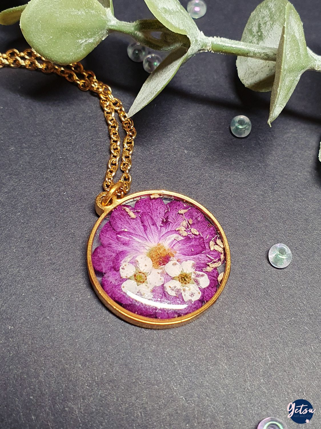 Collier fleuri narcisses et chrysanthème, doré