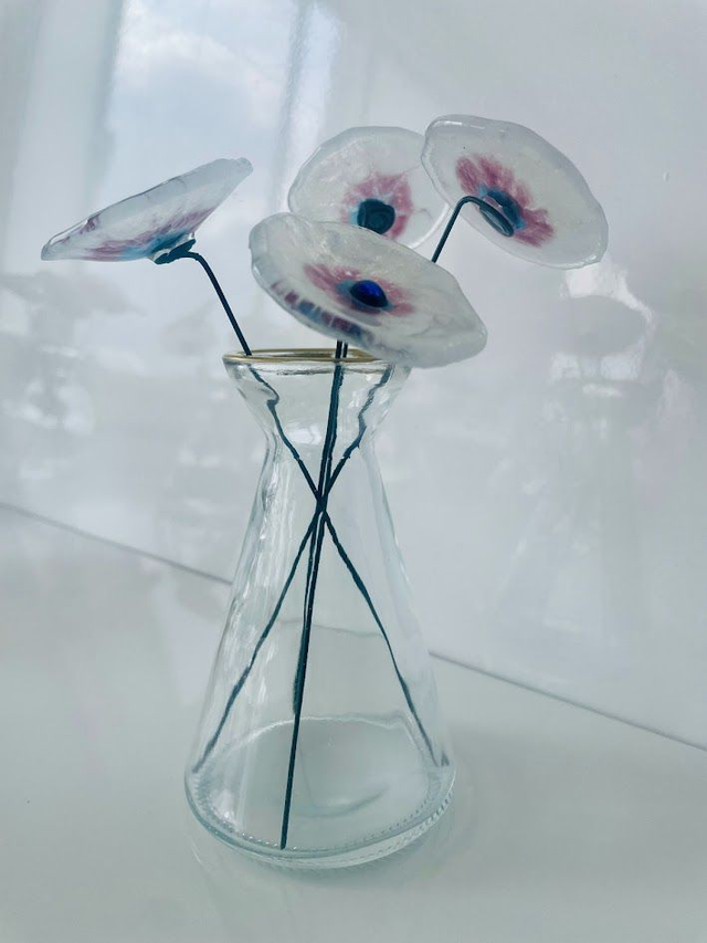 Elegante kleine glazen bloem in wit roze tinten 