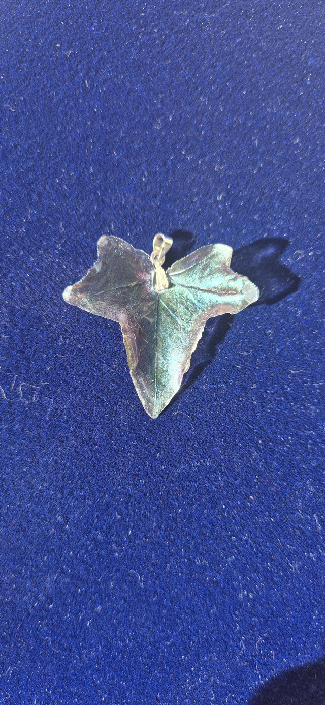 pendentif feuille irisée