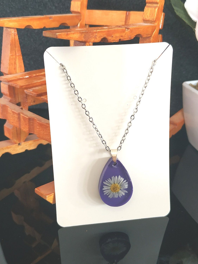 Collier fleur de pâquerette sur fond violet
