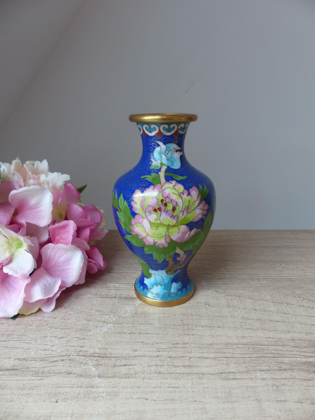 Petit vase vintage cloisonné laiton bleu à motif floral de pivoines roses – décoration asiatique artisanale années 80 – collection élégant