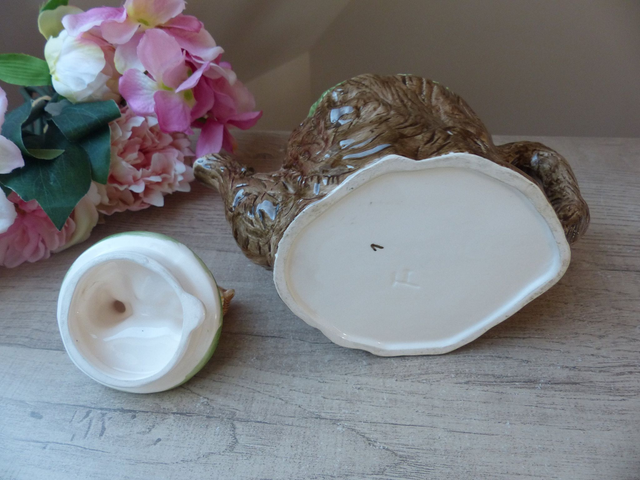 Ancienne Théière en Céramique Couple d'Oursons en Pique-Nique sur Tronc d'Arbre