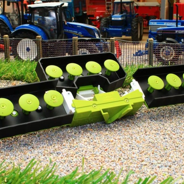 Siku 2265 triple faucheuse Claas 