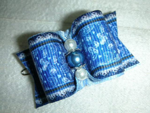 Noeud simple coque bleu et blanc coeurs