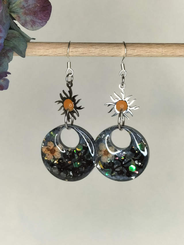 Boucles pendantes grises et brillance automnale