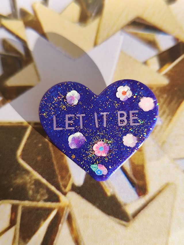 Broche cœur à paillettes - message : LET IT BE 