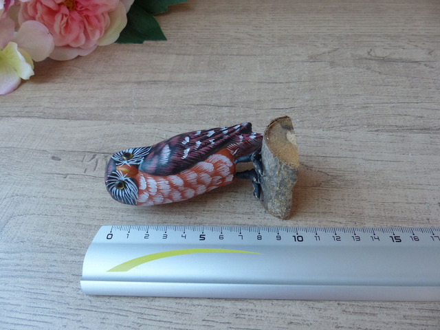 Petite chouette vintage sculptée en bois – Peinte à la main, yeux en verre, socle en écorce naturelle – Décoration campagne et porte-bonheur