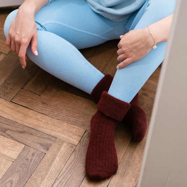 Strumpor 50 % alpacka - mjuka och värmande - mörkröda