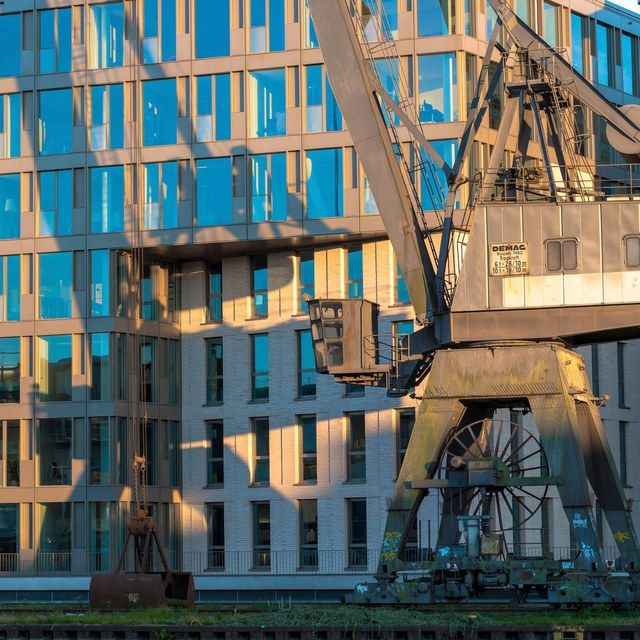 Kran vor der Glasfassade