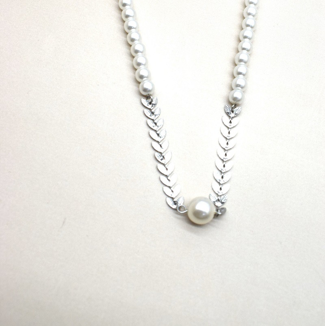 Collier perles blanches feuilles