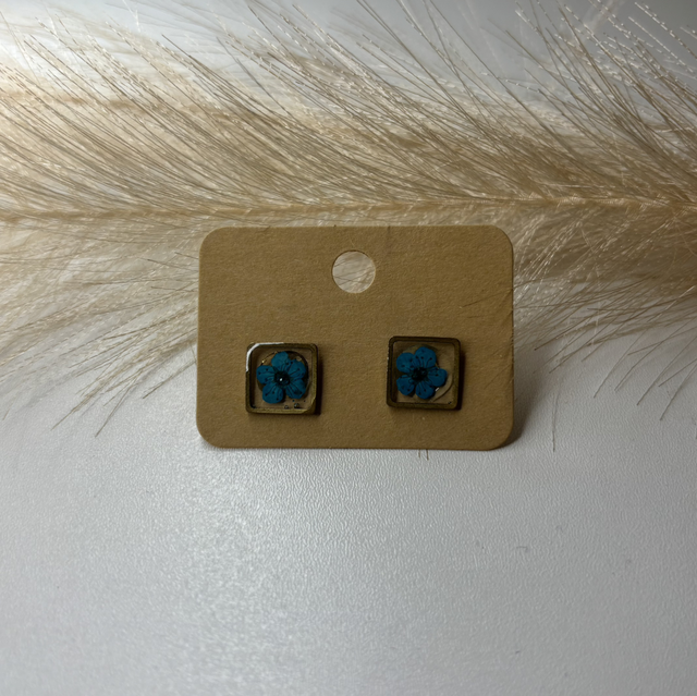 Clou d’oreille carré fleur bleue