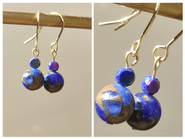 Boucles d'oreilles lapis lazuli: pierres naturelles et verre aux reflets changeant, acier inoxydable doré -sans nickel, pièce unique 