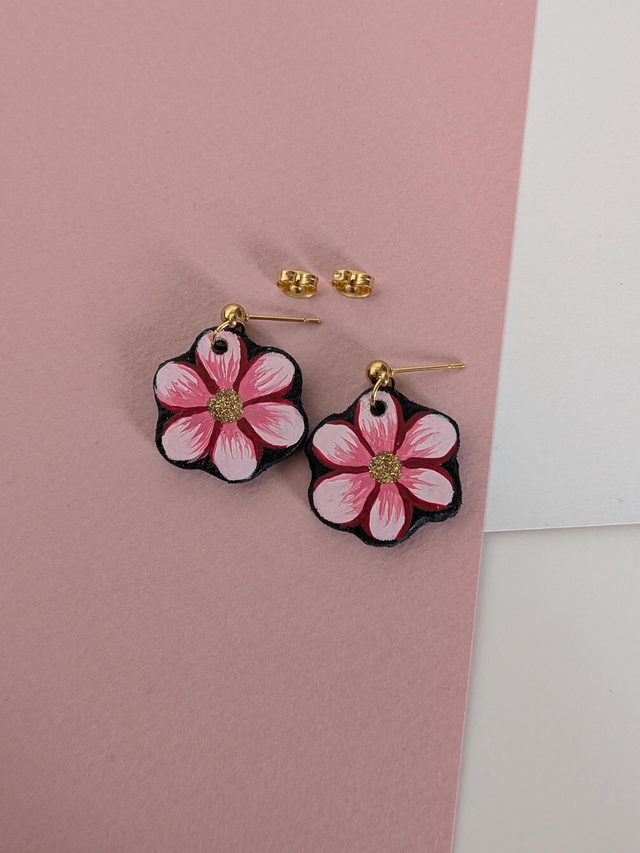 Boucles d'oreilles en cuir recyclé.