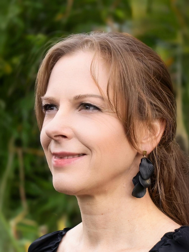 Blütenohrringe mit schwarzen Rosenblättern aus Polymerton