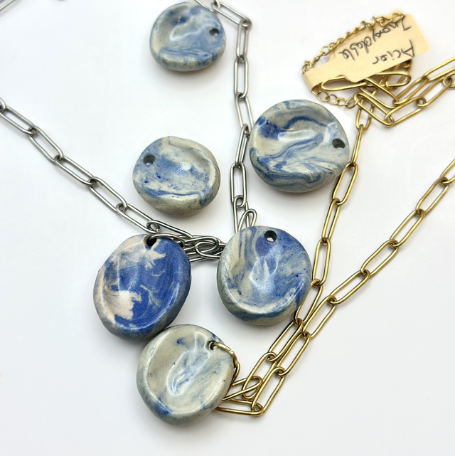 Collier “Pierre Apaisante ” en terre mêlée ciel bleu modelé à la main