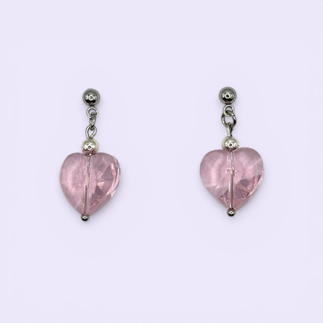 Vaaleanpunaiset lasisydän-korvikset