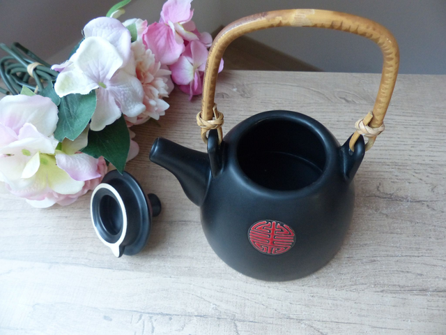Service à Thé Rouge et Noir en Céramique – Théière avec Anse en Bois et 4 Tasses – Inspiration Chinoise – Ambiance Zen et Cadeau Bien-Être
