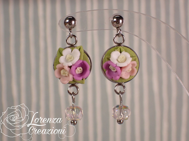 Orecchini pendenti floreali con trio di fiori e piccola perlina, bianco, rosa pesca e viola