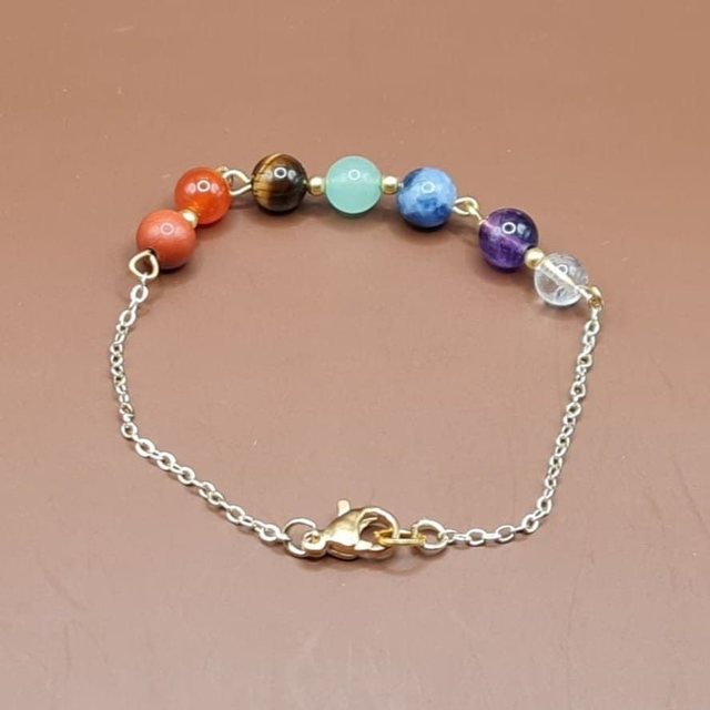 Bracelet 7 Chakras doré, avec mini perles, en parties rapprochées