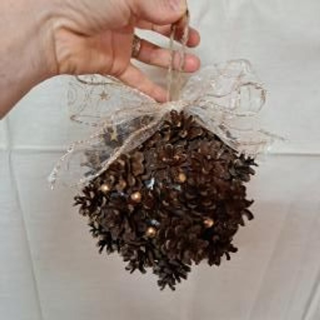 Nature et lumière: Boule de Noël en pommes de pin avec finitions dorées