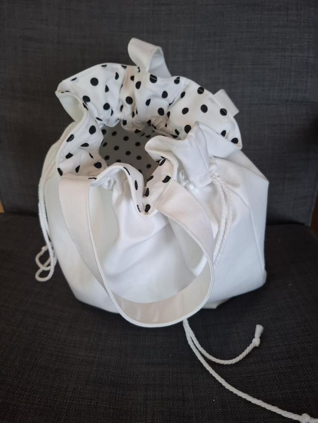 Bela s črnimi pikami