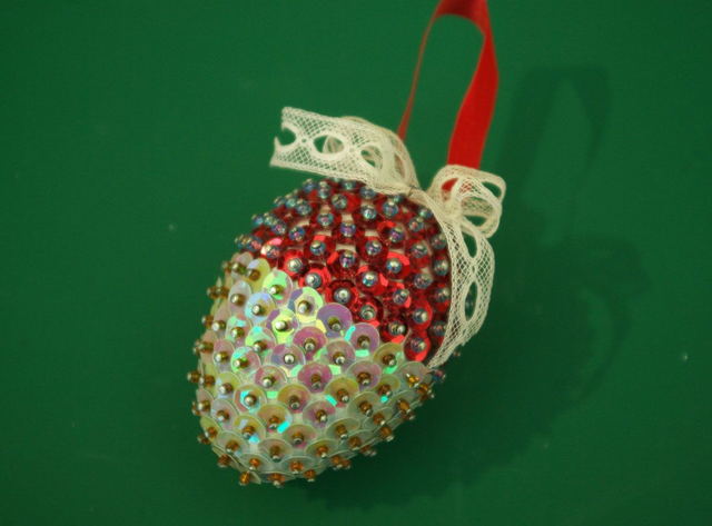 870.05-Pomme de pin rouge et argent diam. 4,5x6,5 cm