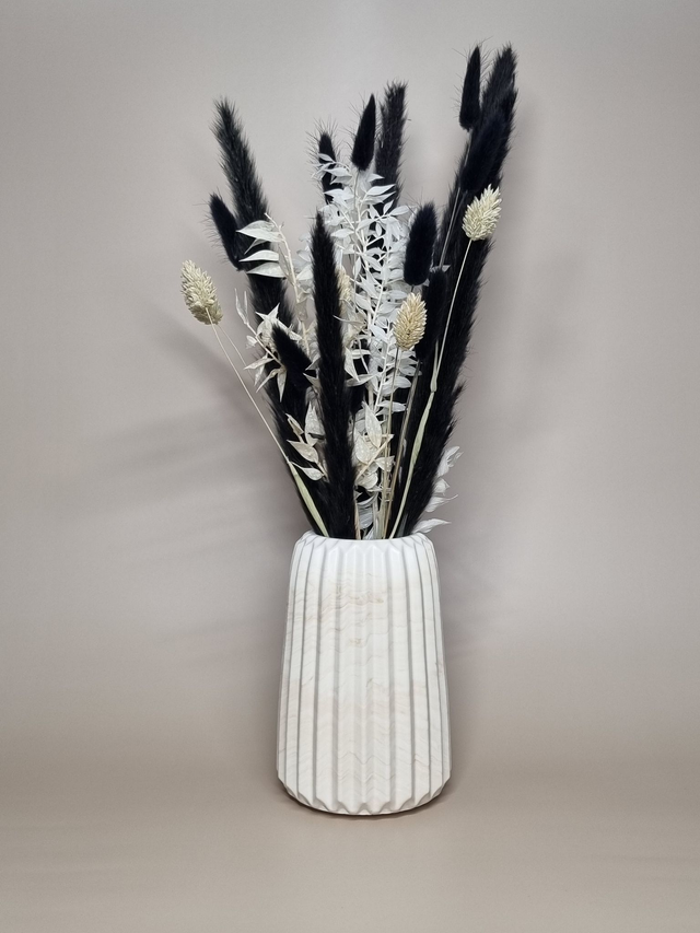 Gros vase avec fleurs séchées