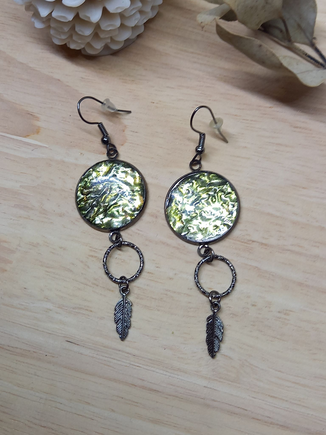 Boucles d&#039;oreilles Résine - cabochon noir pistolet / résine sur papier alu coloré encre et pendant plume