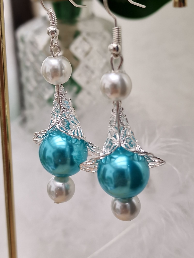 Boucles D'oreilles Poupée Fleurs Argentées Perles Bleu Blanc