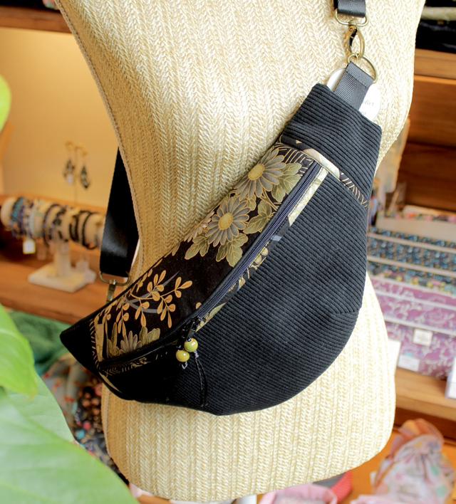 Banane velours noir et motifs fleurs kaki et doré / Le petit atelier de Maya