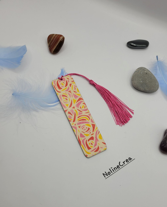 Marque-pages bois customiser aux couleur rose, rouge et jaune