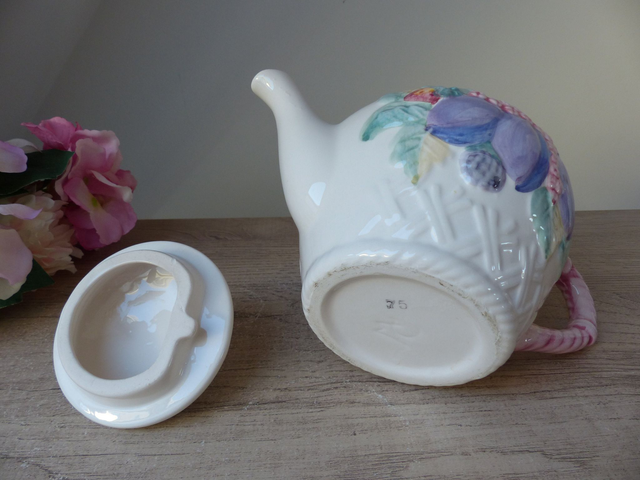 Ancienne Théière en Céramique – Panier de Fruits du Jardin en Relief – Prunes, Fraise, Groseilles – Anse Rose – Objet Vintage Déco Cuisine