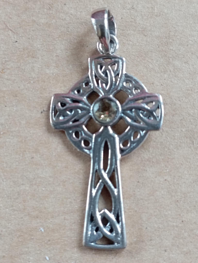 Croix celtique avec péridot serti en argent