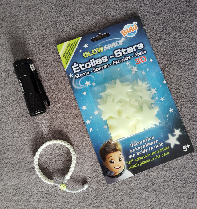 Bracelet Lumino + Etoiles photoluminescentes + Lampe UV