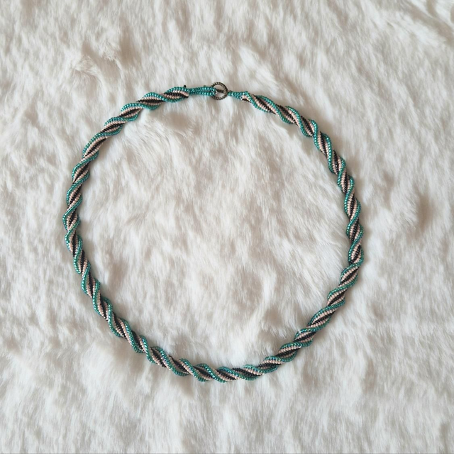 Collier torsadé  vert/saumon/noir