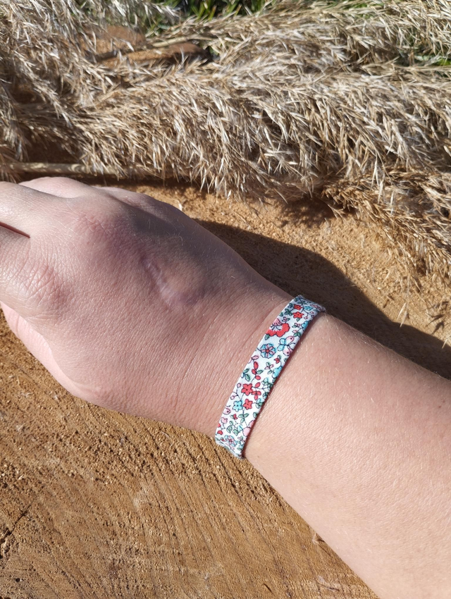 Bracelet large en tissus - motif Red Flower