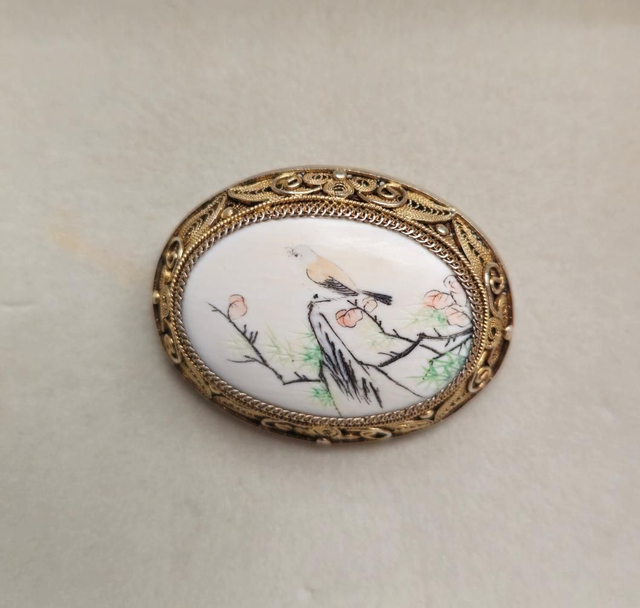 Élégante broche en argent plaqué or décor miniature