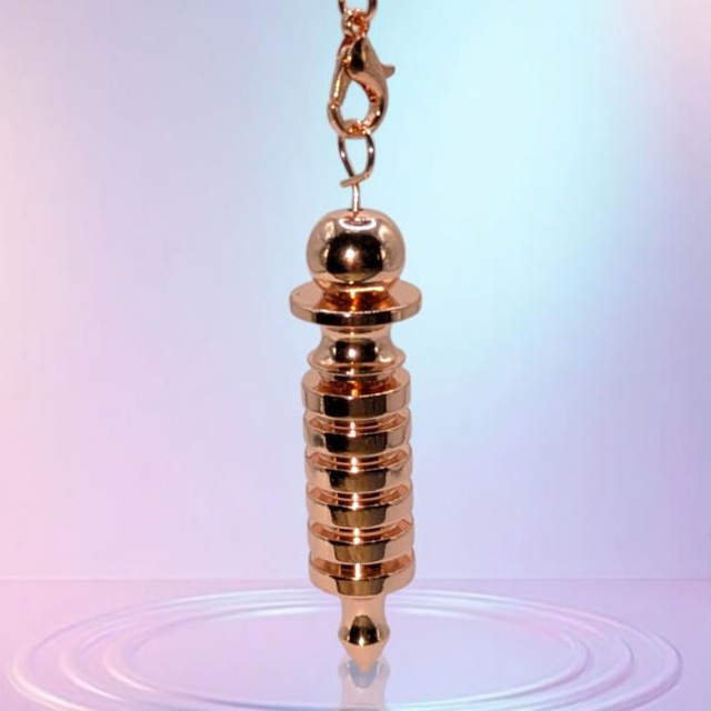 Pendule Isis en laiton plaqué or rose