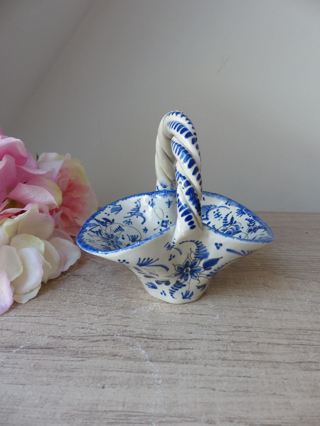 Petit panier vide poche en céramique avec anse torsadée signé Desvres, corbeille blanche peinte main motif fleurs bleues, décor table bureau