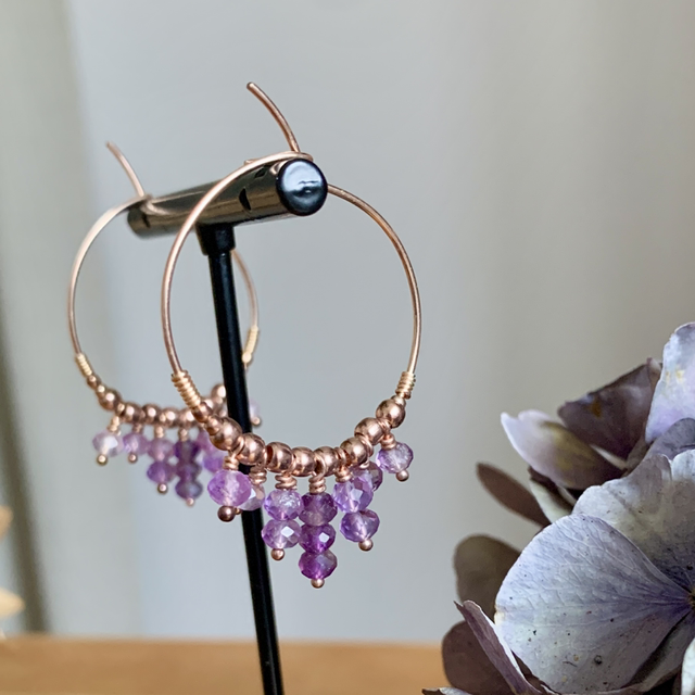 Boucles d'oreilles, créoles, en or rose laminé (Goldfilled) habillées d’Améthystes naturelles
