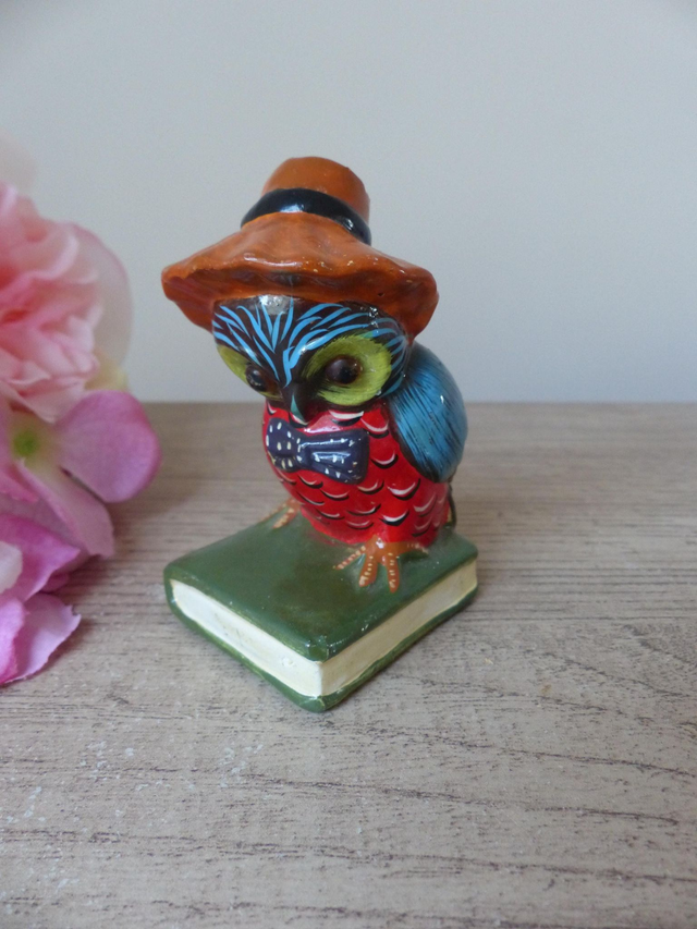 Petite Chouette Hibou Savante avec Chapeau sur Livre Céramique Vintage 1970, Chouette Hibou Jardinier, Cadeau Décoration Bureau Bibliothèque