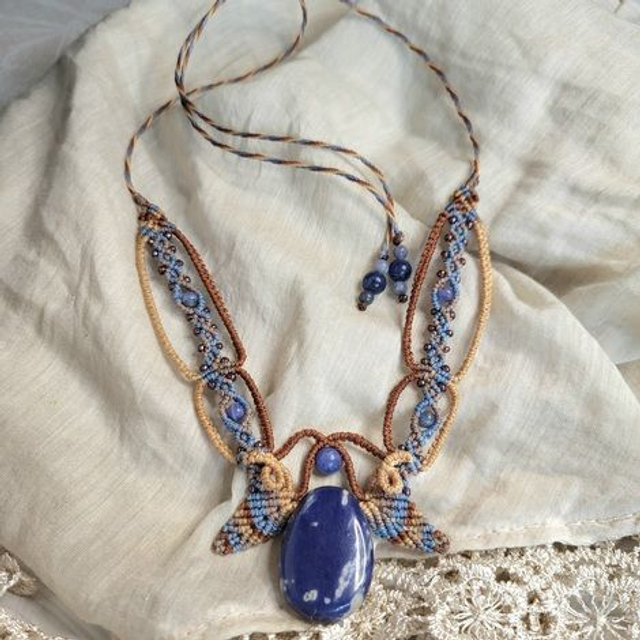 Kit Collier Ylis Sodalite (micro-macramé fils marron, beiges, bleus)