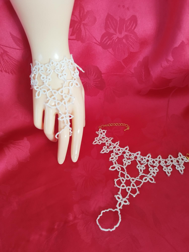 Ornement de main blanc pour mariage. Frivolité 