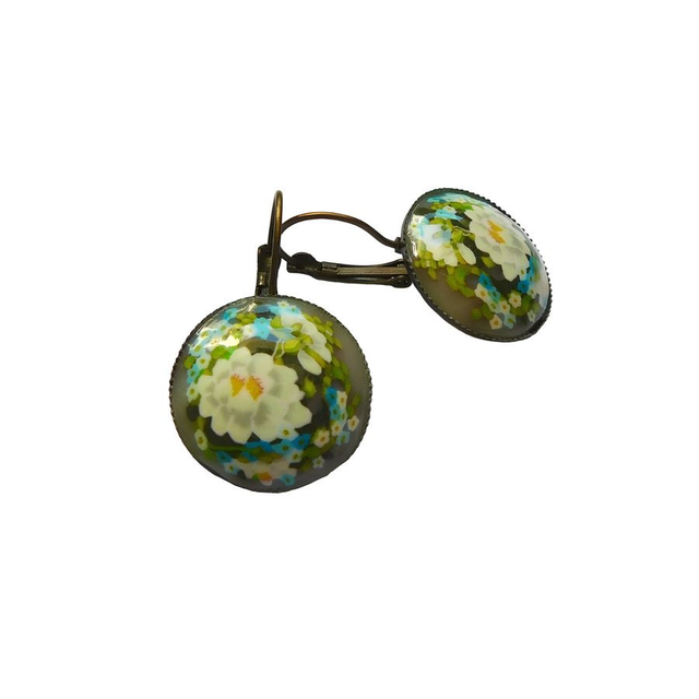 Boucles d&#039;oreilles dormeuses fleur blanche