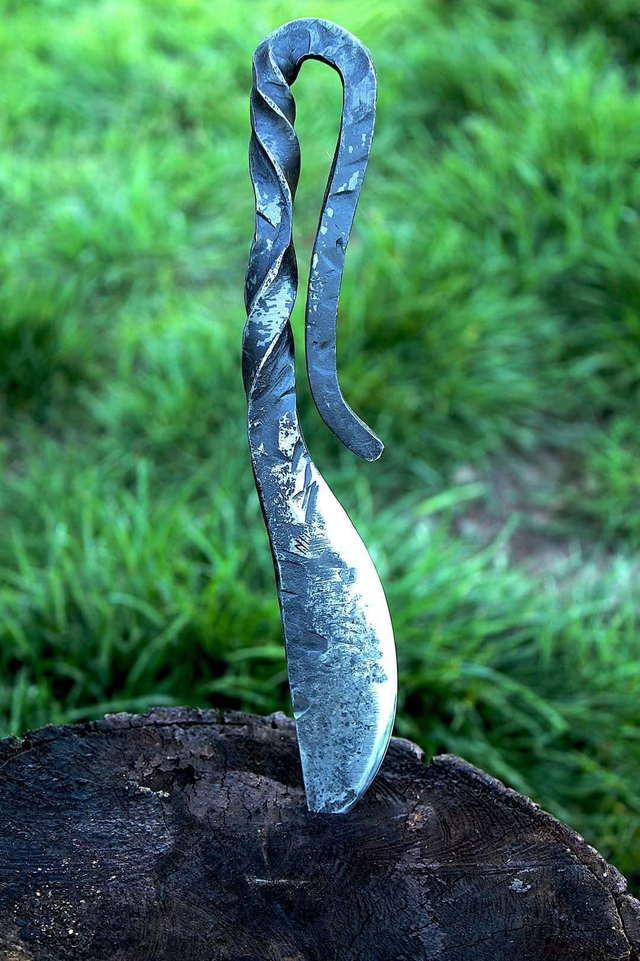 Couteau brut de forge en acier C70.


