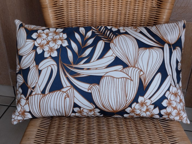 Housse de coussin long fait main floral esprit nature 50X30 en bleu et moutarde