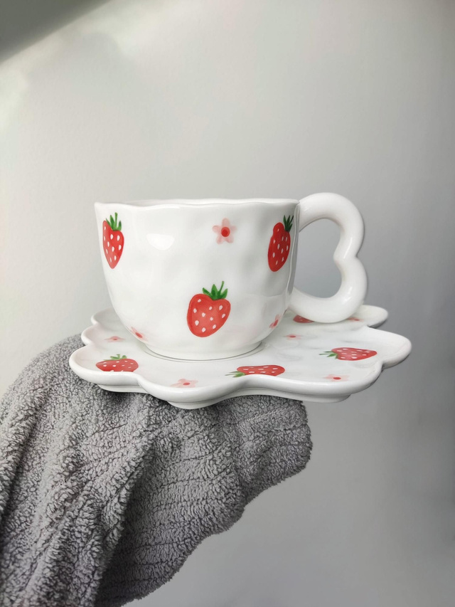 Tasse à café en céramique anse papillon et soucoupe fleurie fraises