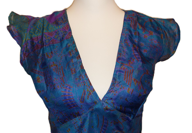 Top femme en soie vintage recyclée - unique, coloré et léger pour l&#039;été - éthique, écoresponsable - motif orange, pourpre, jaune sur bleu